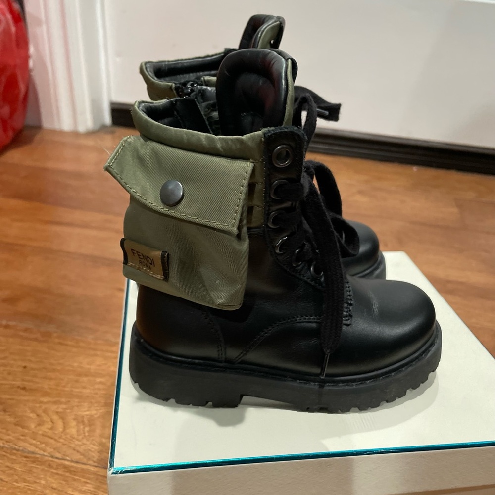 Kids Fendi boots unisex size 25